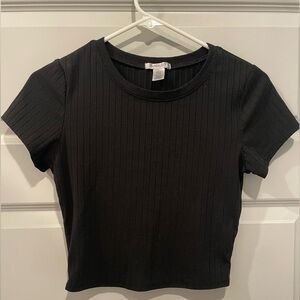 Black cropped tee